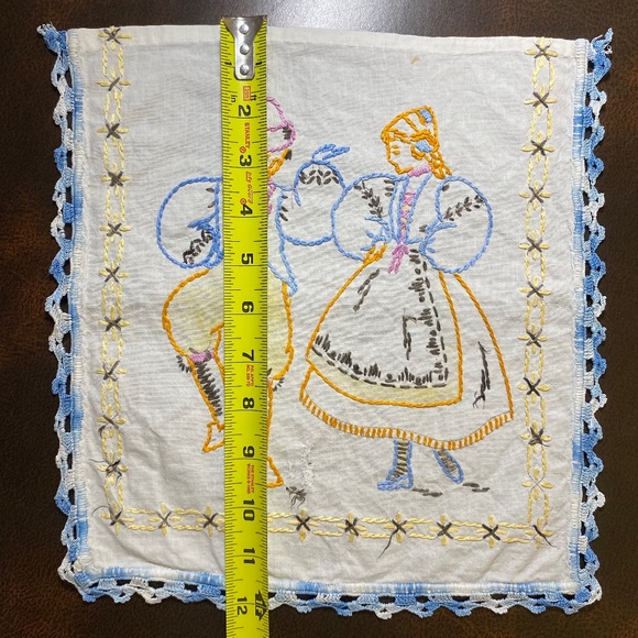 Vintage Linens Handmade Embroidered Dancing Couple Folk Art Table Scarf Hankie - Picture 7 of 7